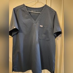 Figs women's one pocket top in dark harbor size Large